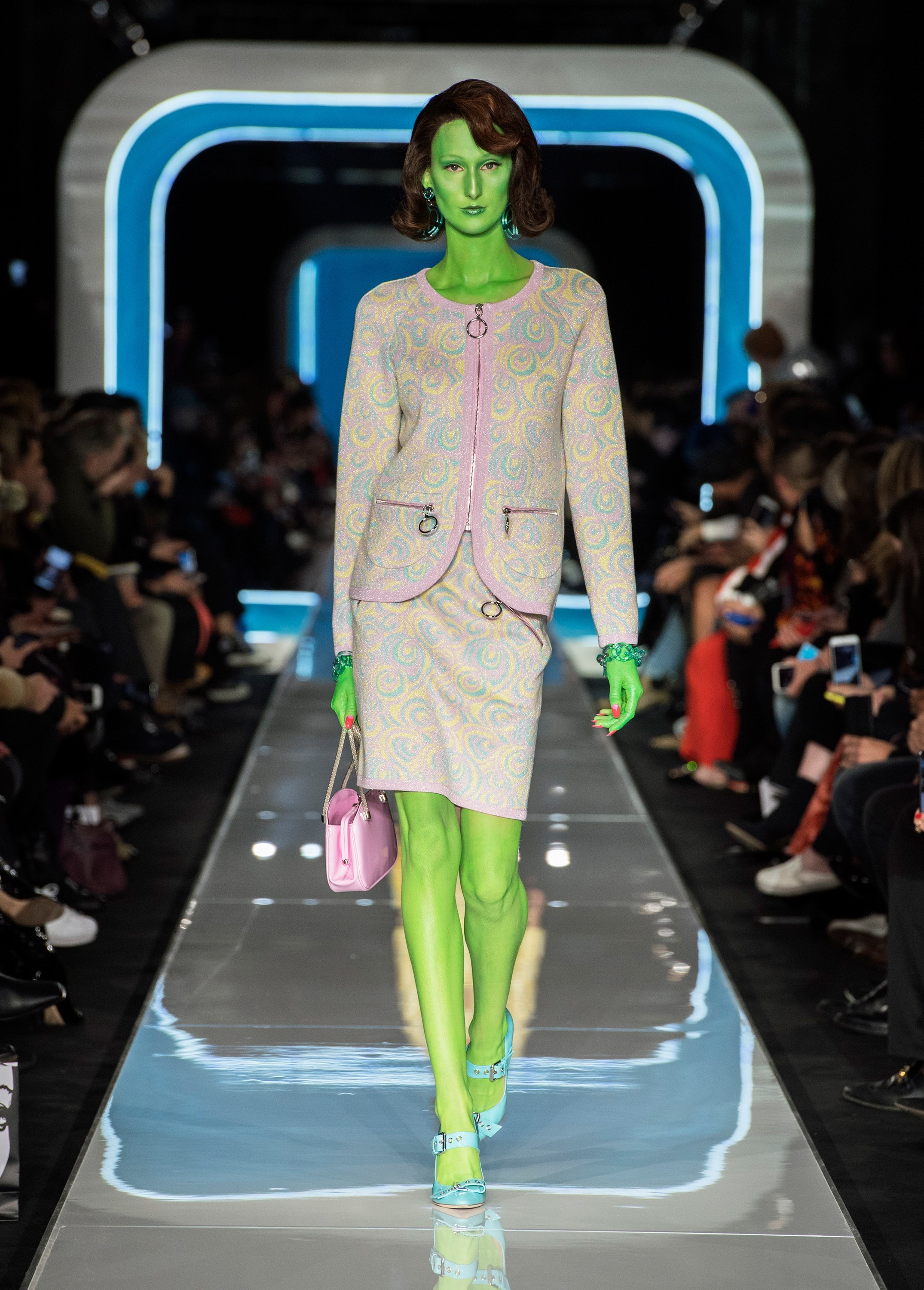 Show dien thu dong cua Moschino 2018 anh 5