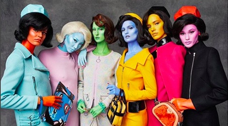 Dan mau nhuom mau da sac so sai buoc tren san dien Moschino hinh anh