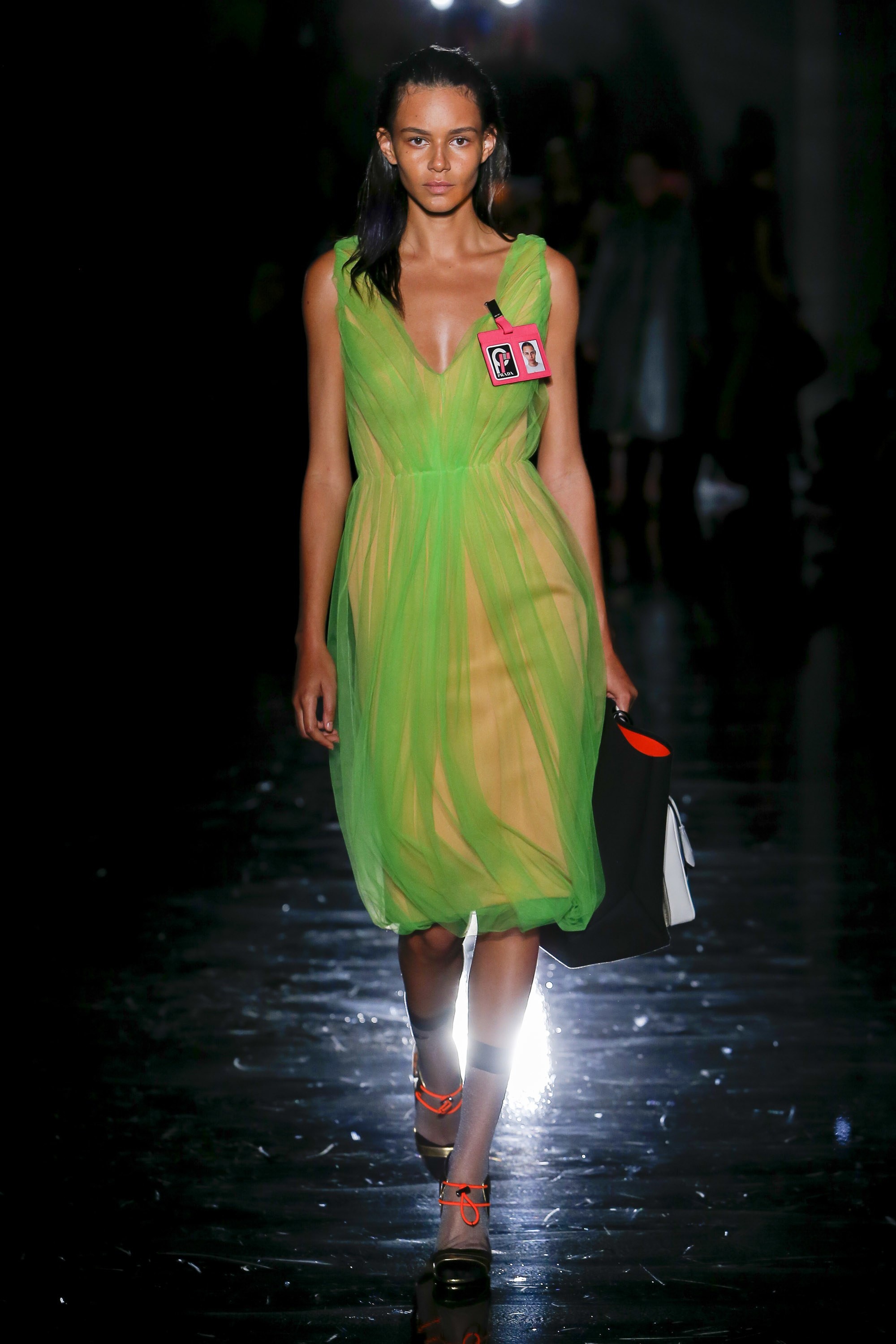 Xu huong mau sac neon len ngoi tai show dien Prada anh 8