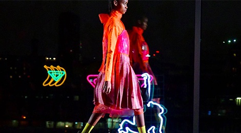 Prada lang xe trang phuc bao ho lao dong mau neon hinh anh