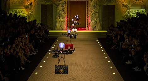 Dolce&Gabbana dung may bay thay the nguoi mau tren san dien hinh anh