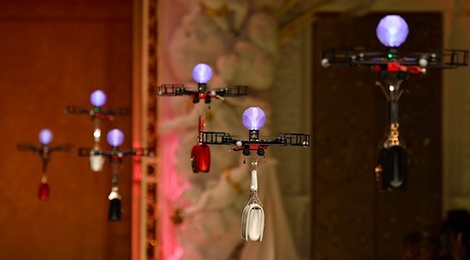 May bay dieu khien tu xa xuat hien trong show dien Dolce&Gabbana hinh anh