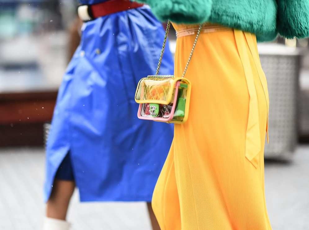 Trao lua ket hop trang phuc cung tui nhua PVC anh 2