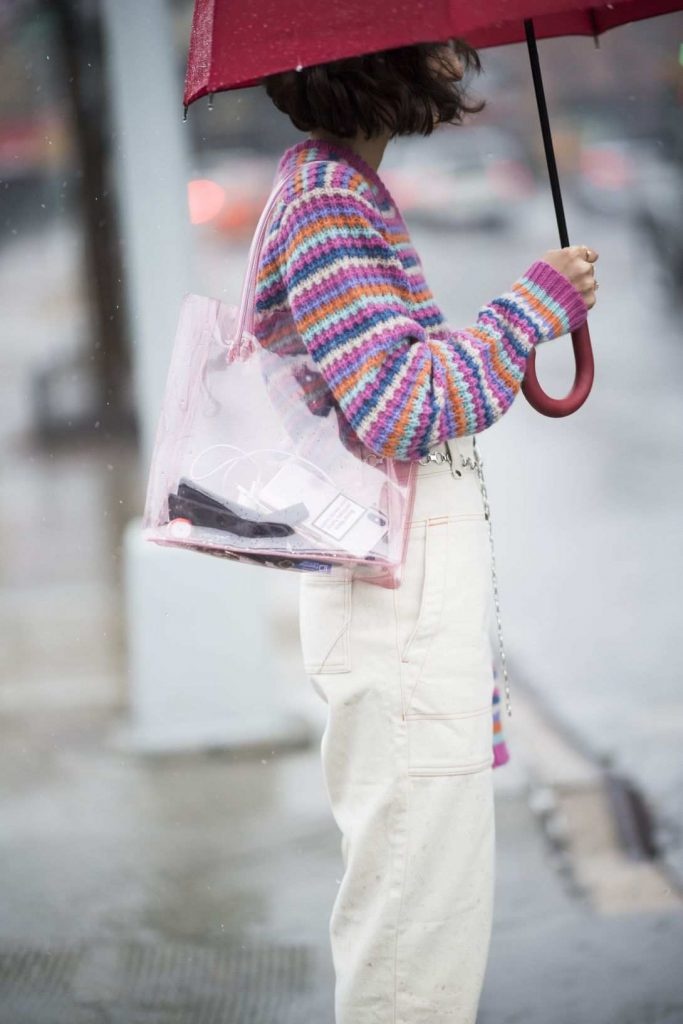 Trao lua ket hop trang phuc cung tui nhua PVC anh 4