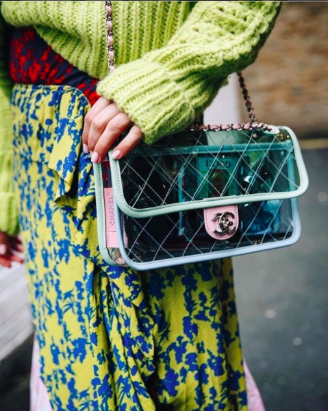 Trao lua ket hop trang phuc cung tui nhua PVC anh 7