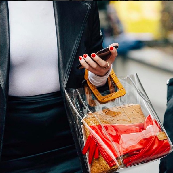 Trao lua ket hop trang phuc cung tui nhua PVC anh 8