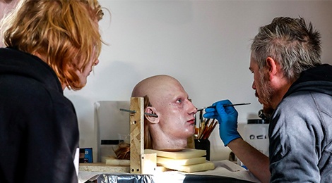 Qua trinh tao ra chiec dau nguoi mau nhan tao trong show dien Gucci hinh anh