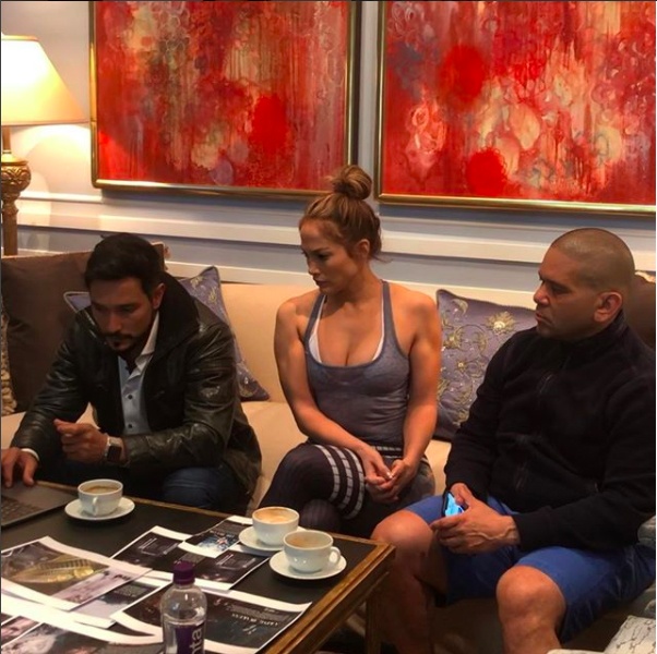 Jennifer Lopez tho kech voi than hinh co bap anh 3