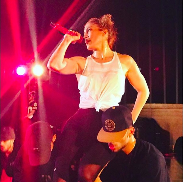 Jennifer Lopez tho kech voi than hinh co bap anh 4