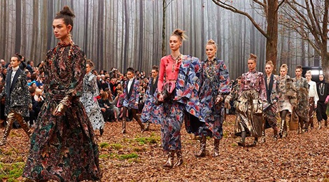 Khu rung phu ngap la vang thanh san dien thoi trang trong show Chanel hinh anh