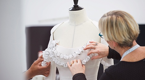 Qua trinh tao ra mau vay cua Margot Robbie hinh anh