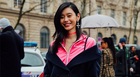 Dan nguoi mau the gioi lang xe trang phuc gi tren duong pho Paris? hinh anh