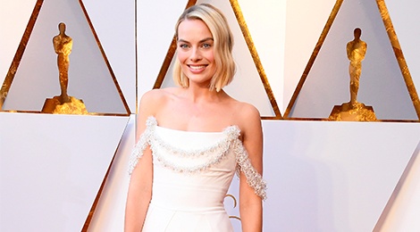 700 gio tao ra chiec vay dep nhat tham do Oscar 2018 cua Margot Robbie hinh anh