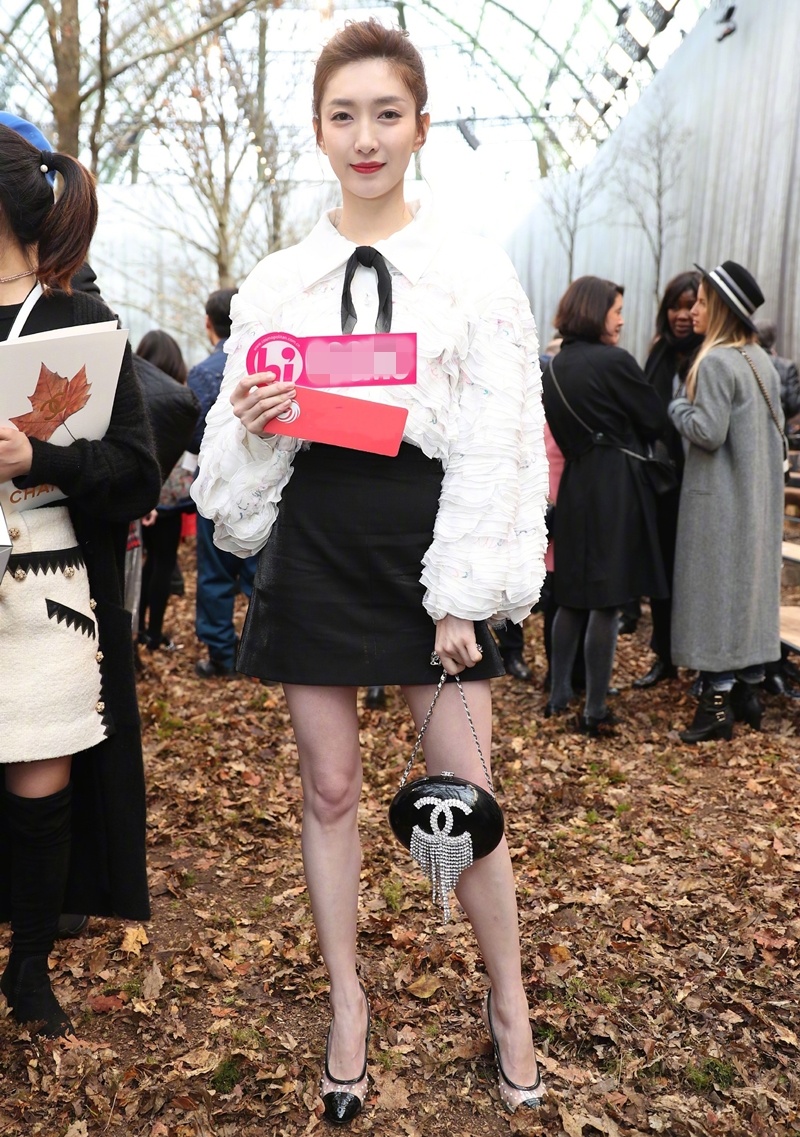 Sao Hoa ngu dien trang phuc an tuong tren hang ghe dau anh 5