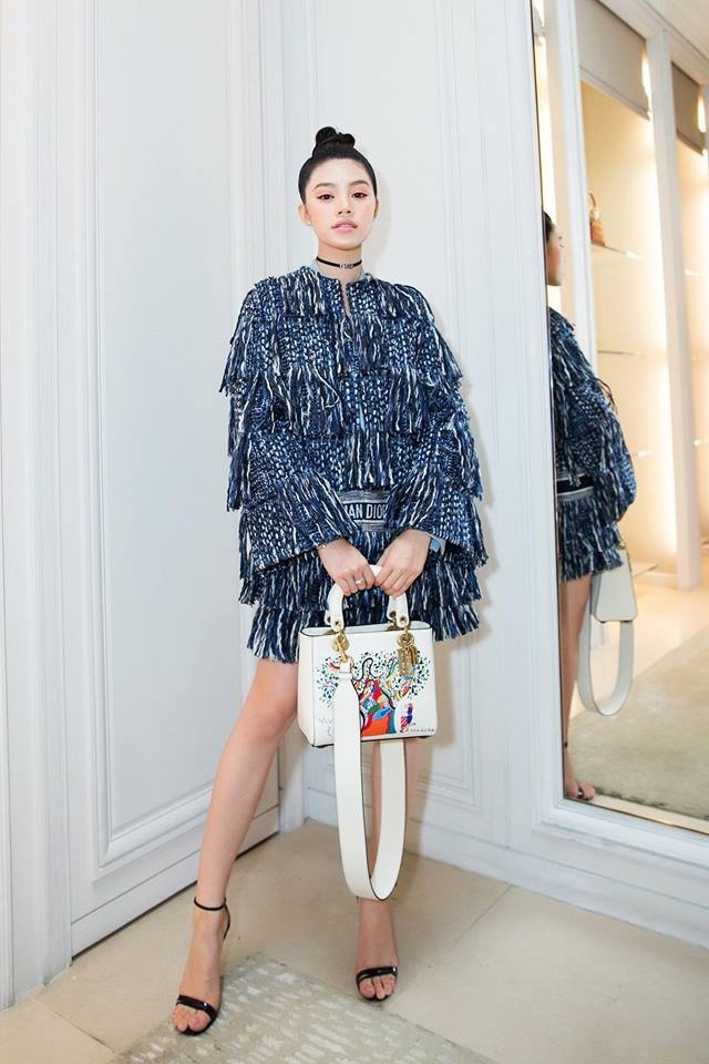 Thành Hằng diện suit đỏ nam tính ảnh 10 Thanh Hang dien suit do nam tinh anh 10
