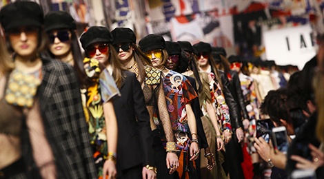 Khong chieu tro, Dior va Balenciaga van lot top noi bat tren Vogue hinh anh