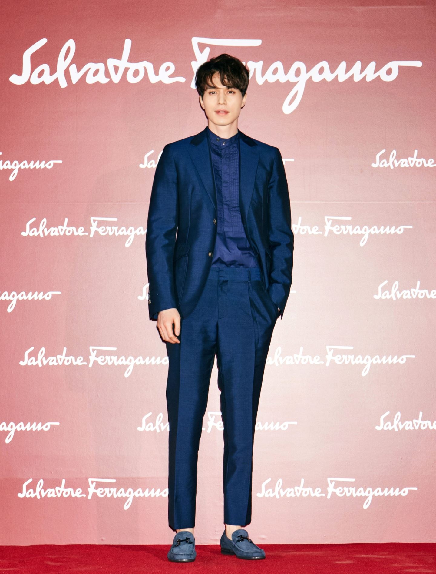 Trang phuc san bay Lee Dong Wook anh 9