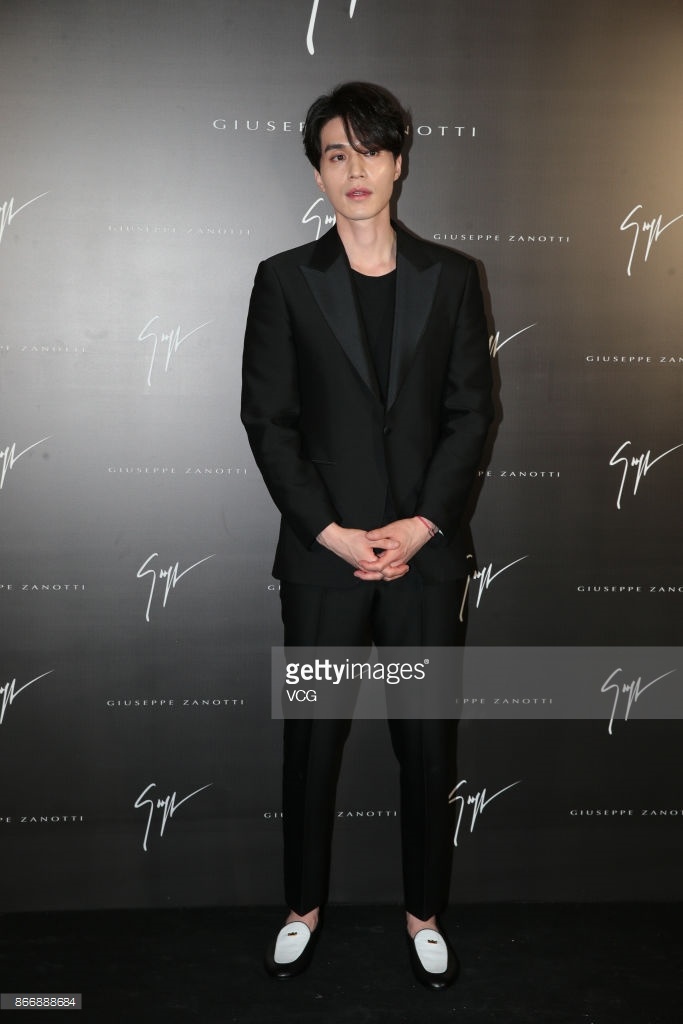 Trang phuc san bay Lee Dong Wook anh 10