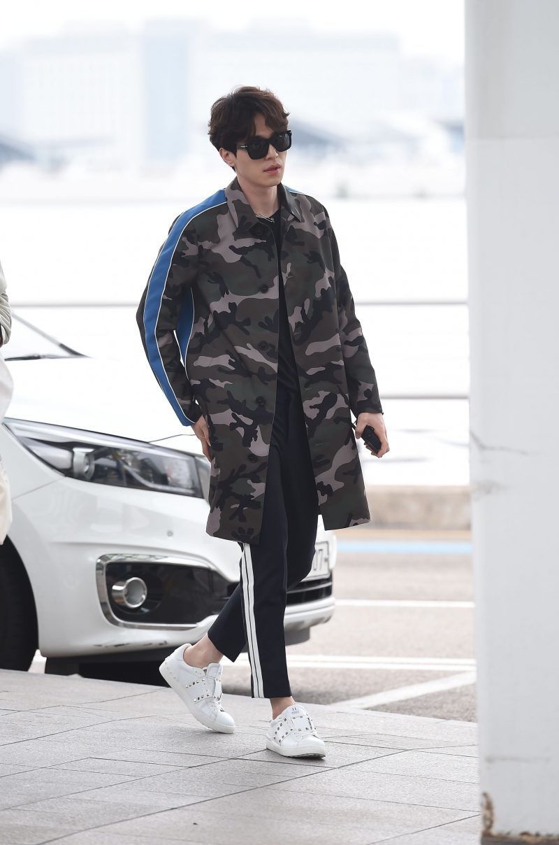 Trang phuc san bay Lee Dong Wook anh 2