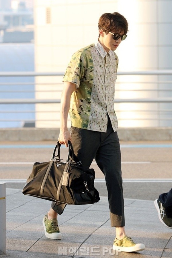 Trang phuc san bay Lee Dong Wook anh 3