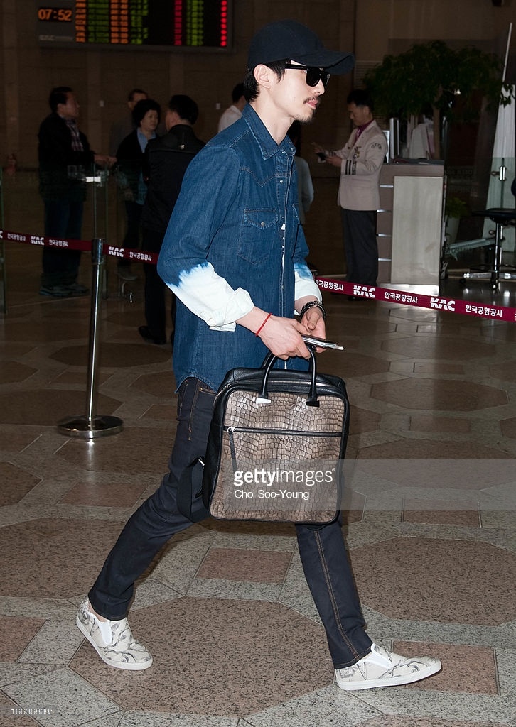 Trang phuc san bay Lee Dong Wook anh 4