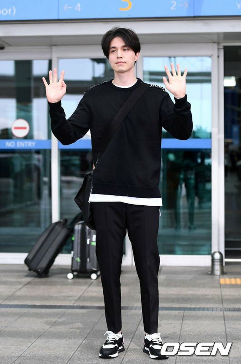 Trang phuc san bay Lee Dong Wook anh 5