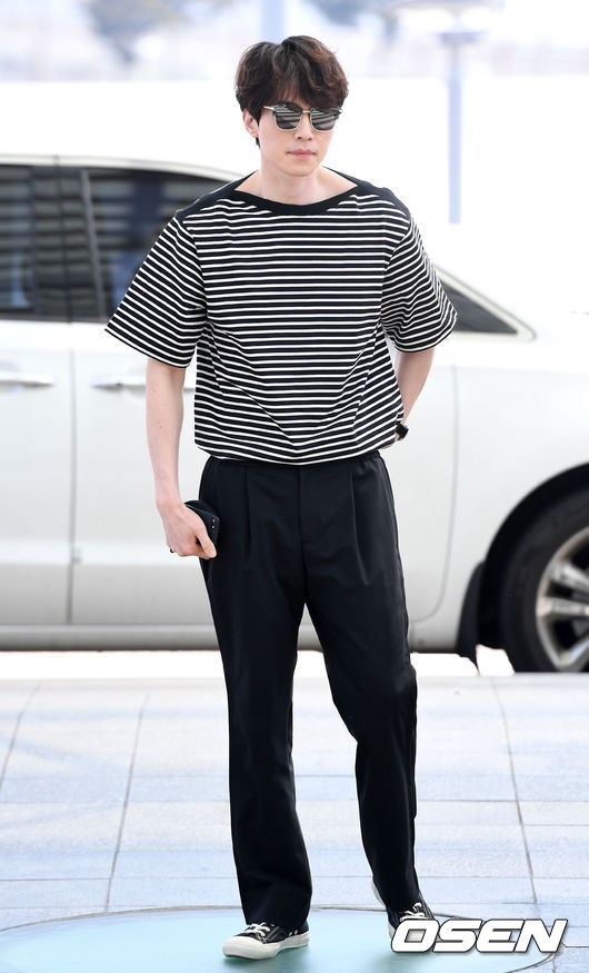 Trang phuc san bay Lee Dong Wook anh 6