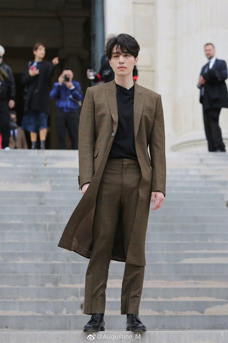 Trang phuc san bay Lee Dong Wook anh 7