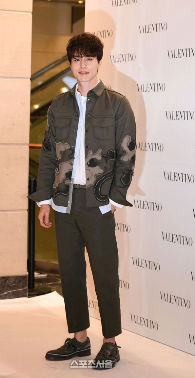 Trang phuc san bay Lee Dong Wook anh 8