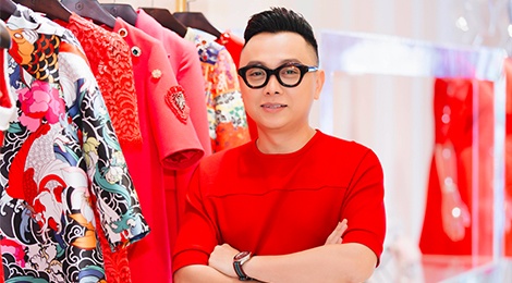 NTK Cong Tri: 'Thiet ke trang phuc cho Rihanna, Katy Perry rat ap luc' hinh anh