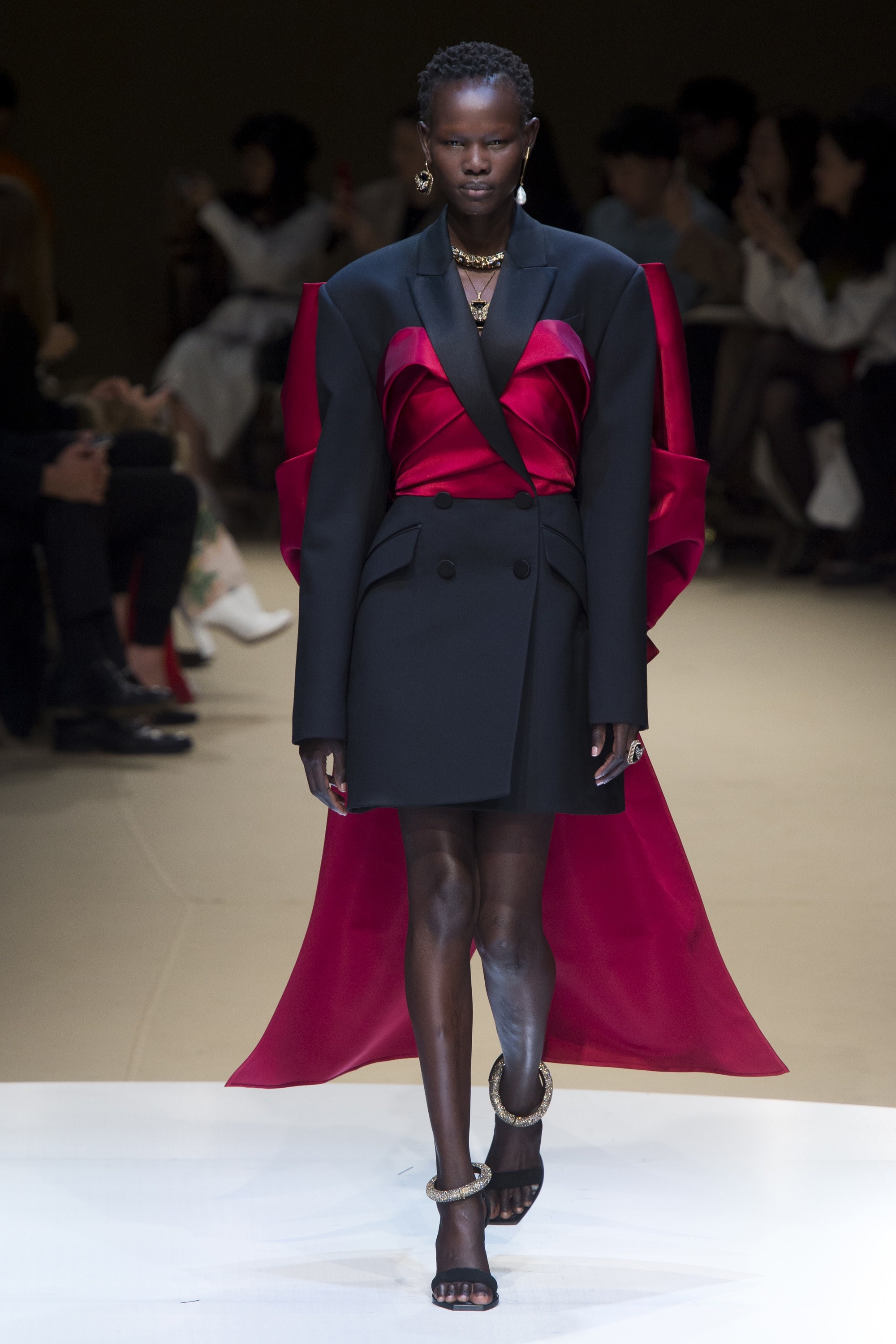 Nguoi mau da mau xuat hien tren san dien thu dong 2018 anh 10