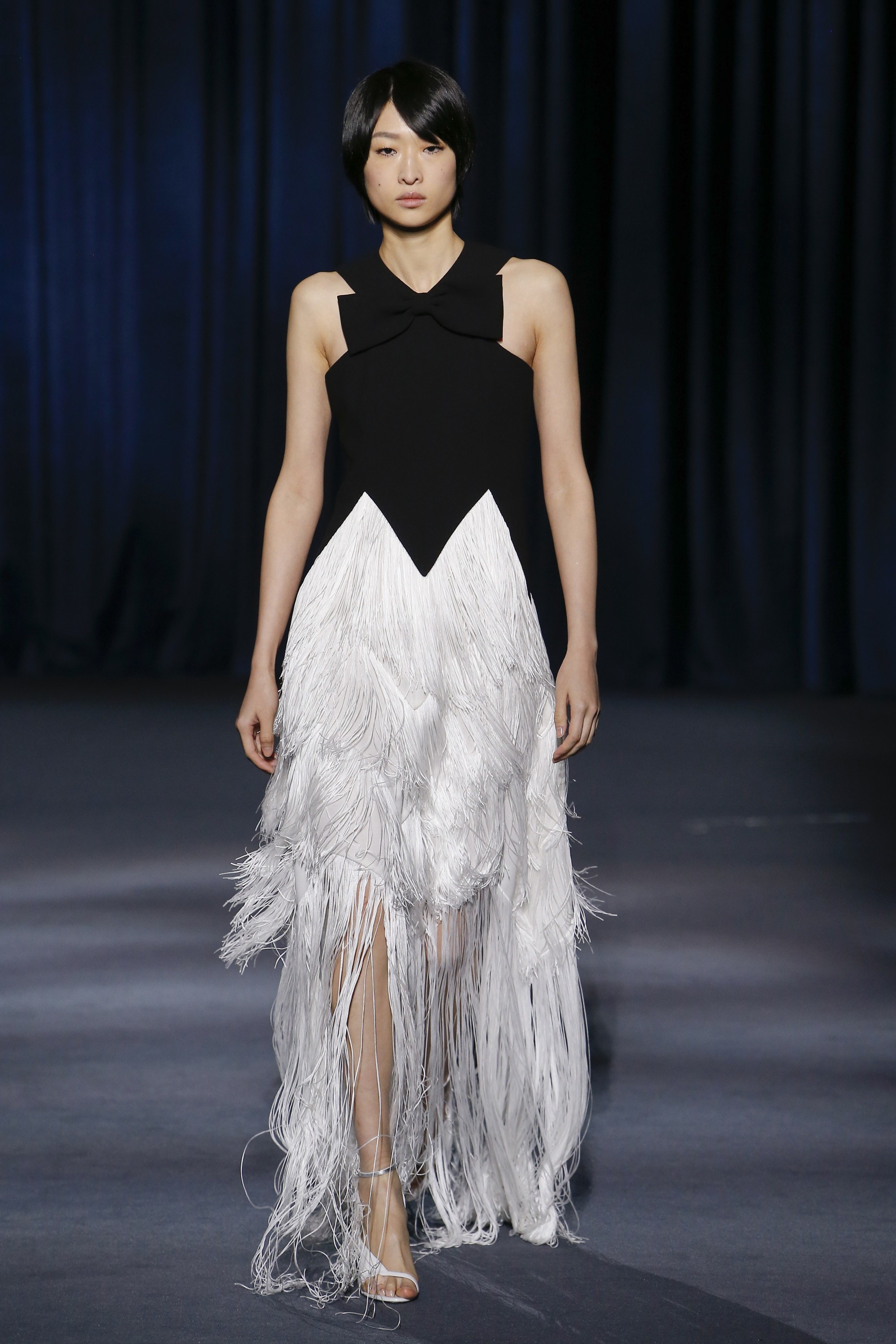 Nguoi mau da mau xuat hien tren san dien thu dong 2018 anh 8