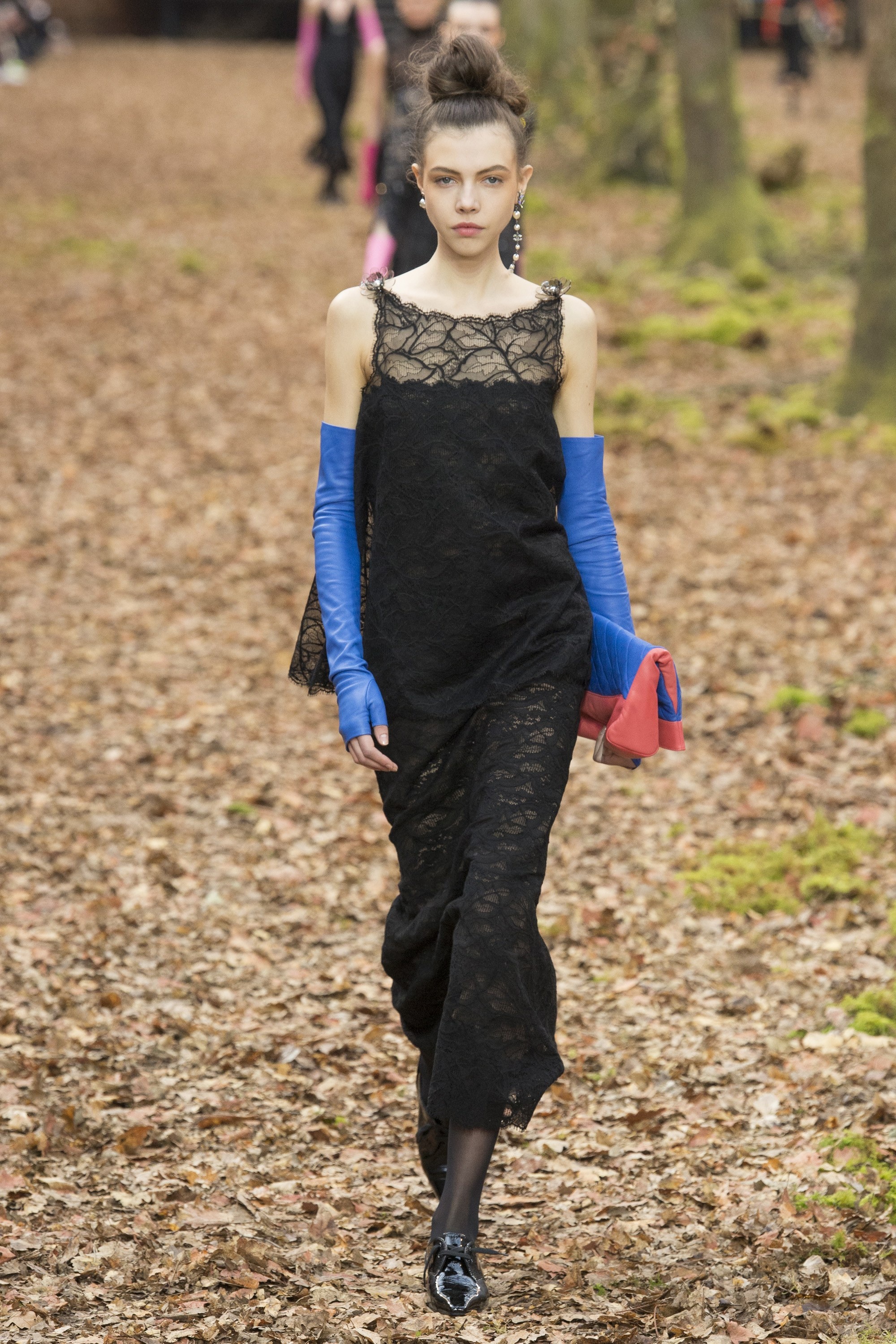 Nguoi mau da mau xuat hien tren san dien thu dong 2018 anh 7