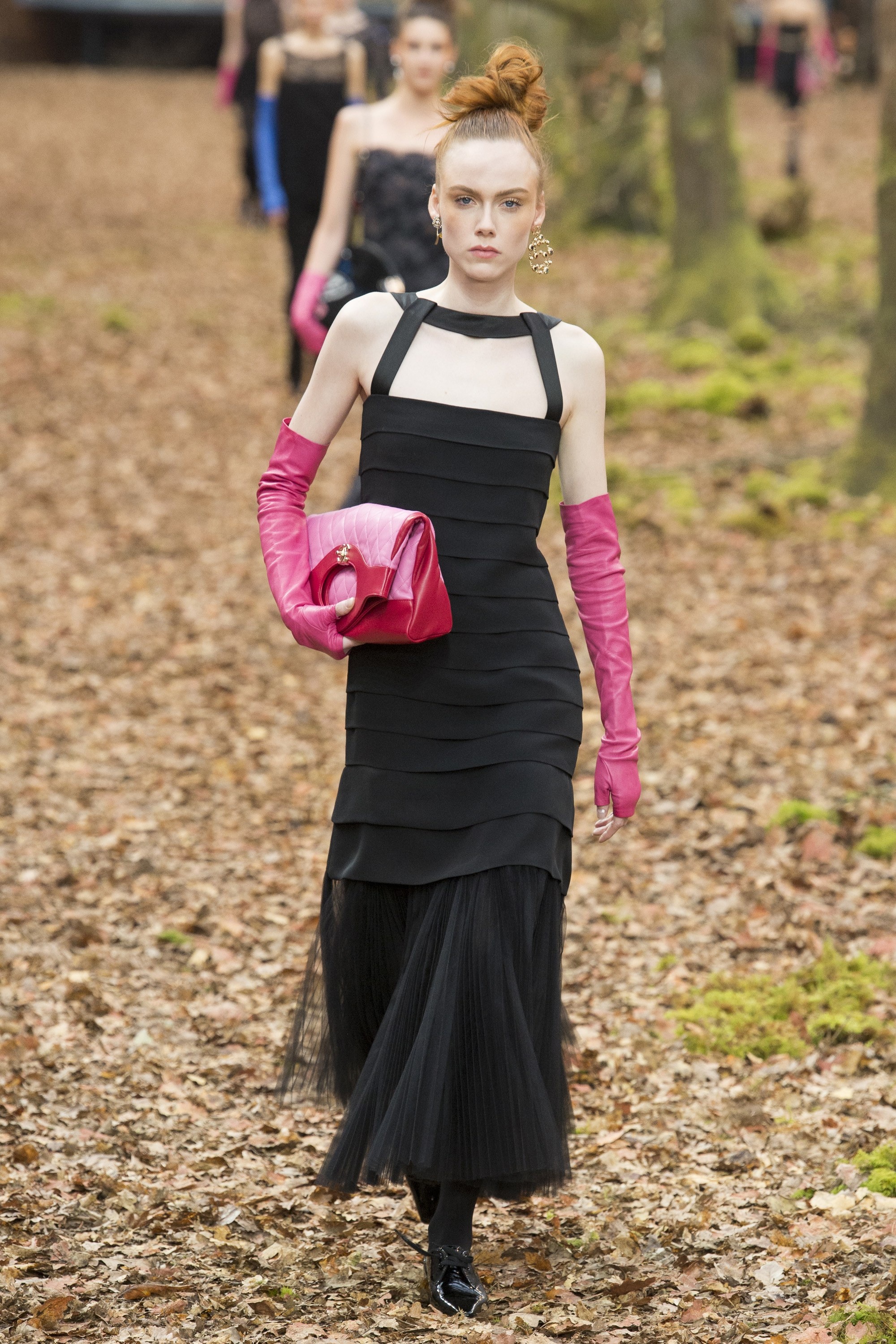 Nguoi mau da mau xuat hien tren san dien thu dong 2018 anh 5