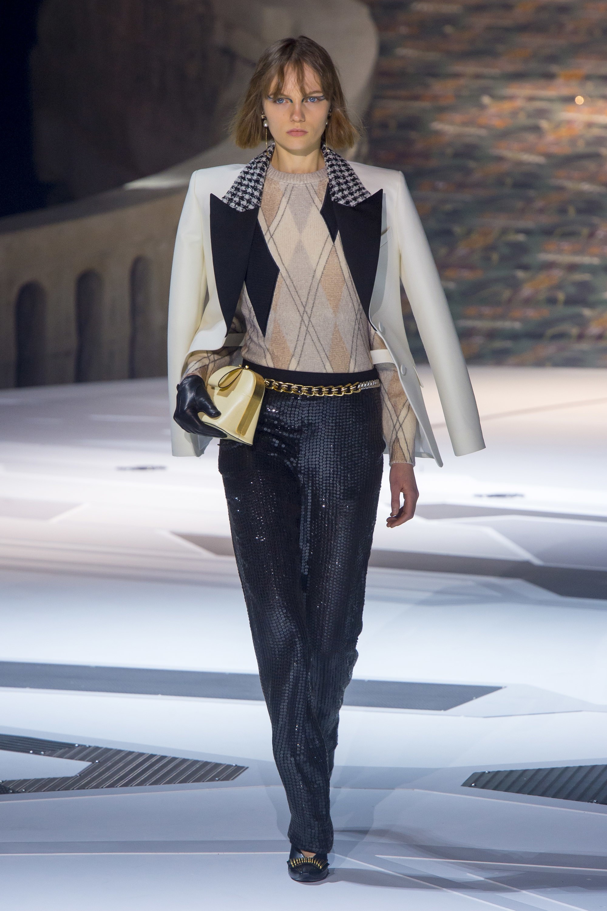 Nguoi mau da mau xuat hien tren san dien thu dong 2018 anh 4