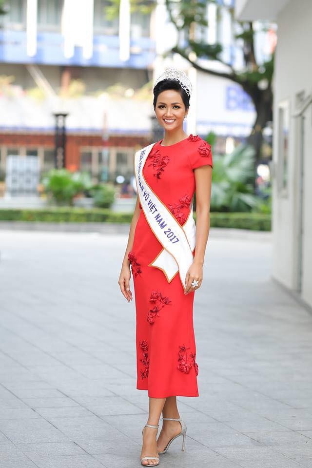 Phong cach thoi trang nam tinh cua H'Hen Nie anh 9