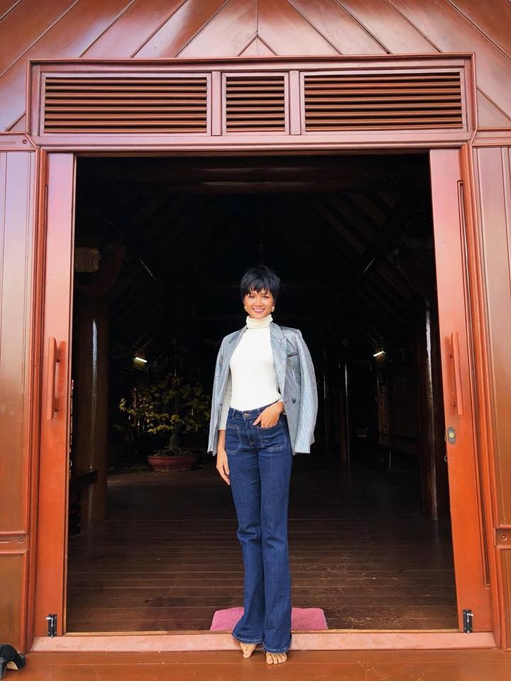 Phong cach thoi trang nam tinh cua H'Hen Nie anh 4