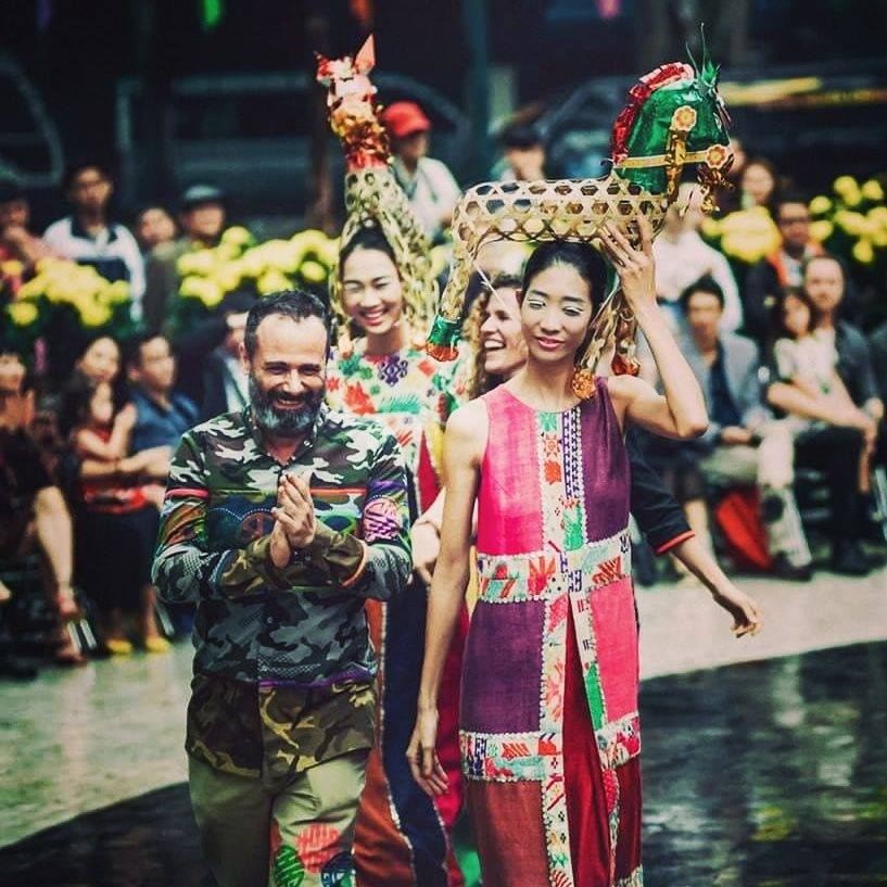 Vì sao người mẫu đội vàng mã trong show thời trang ảnh 2 Vi sao nguoi mau doi vang ma trong show thoi trang anh 2