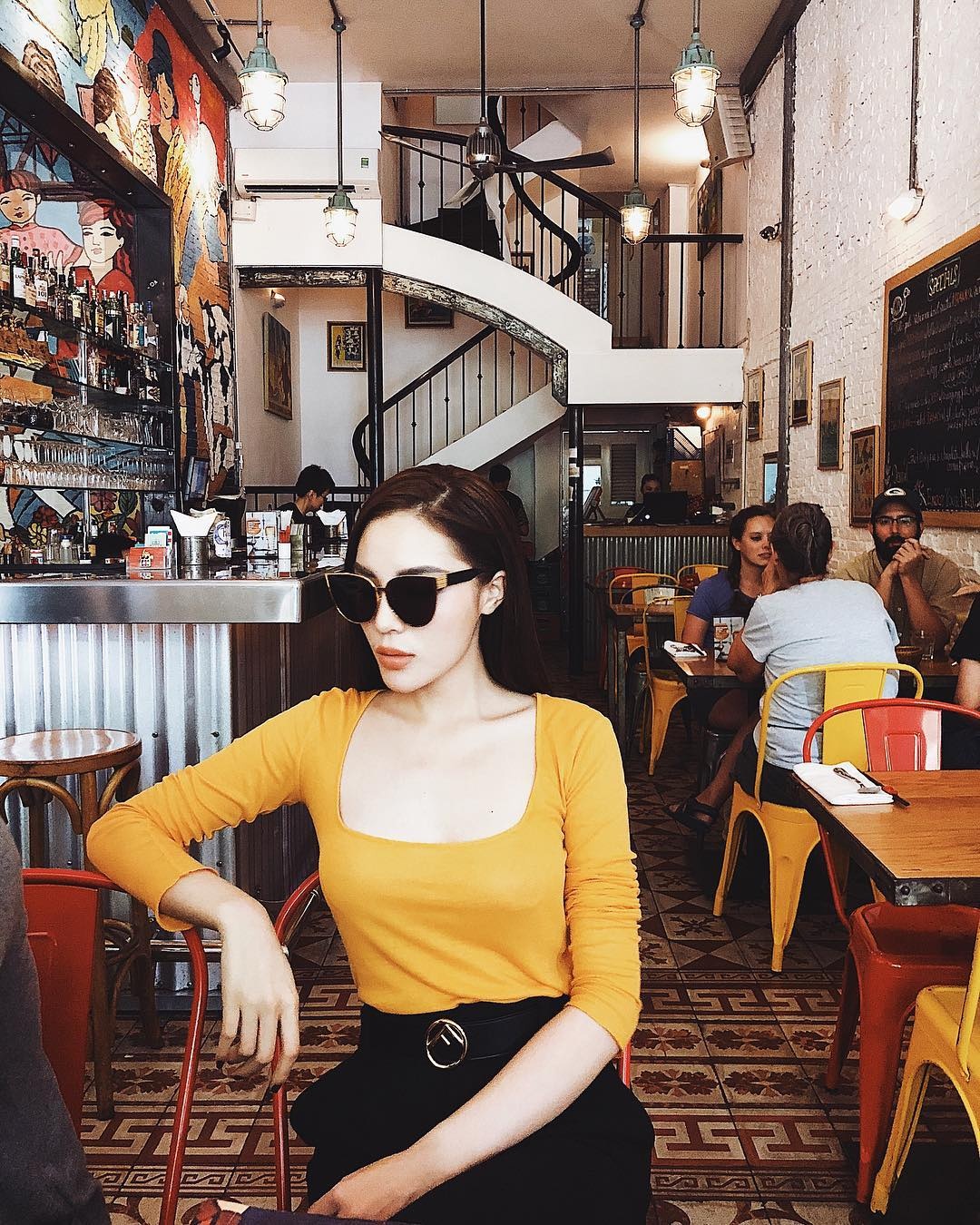 Ky Duyen,  Chi Pu lang xe trang phuc tong vang anh 2