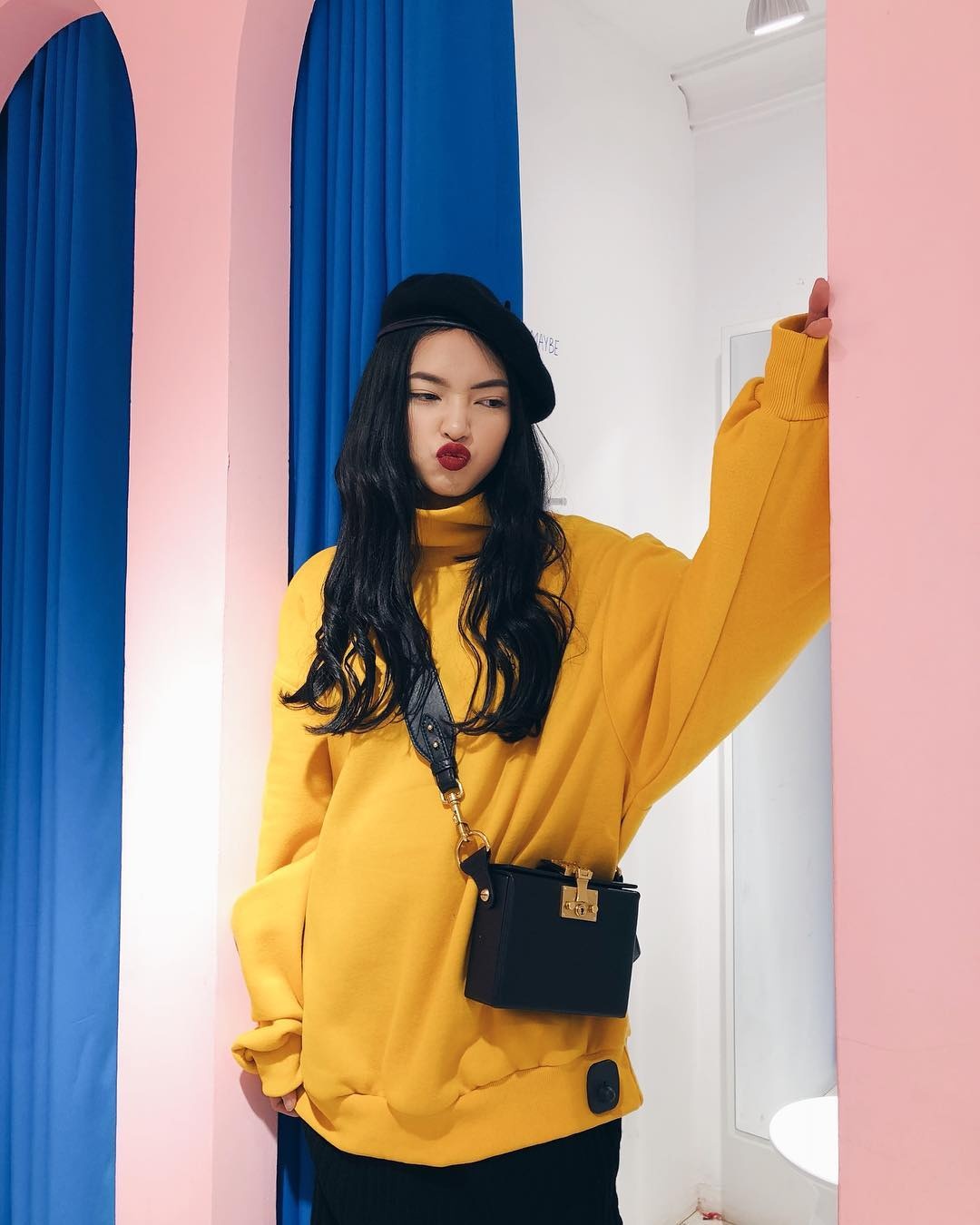 Ky Duyen,  Chi Pu lang xe trang phuc tong vang anh 8