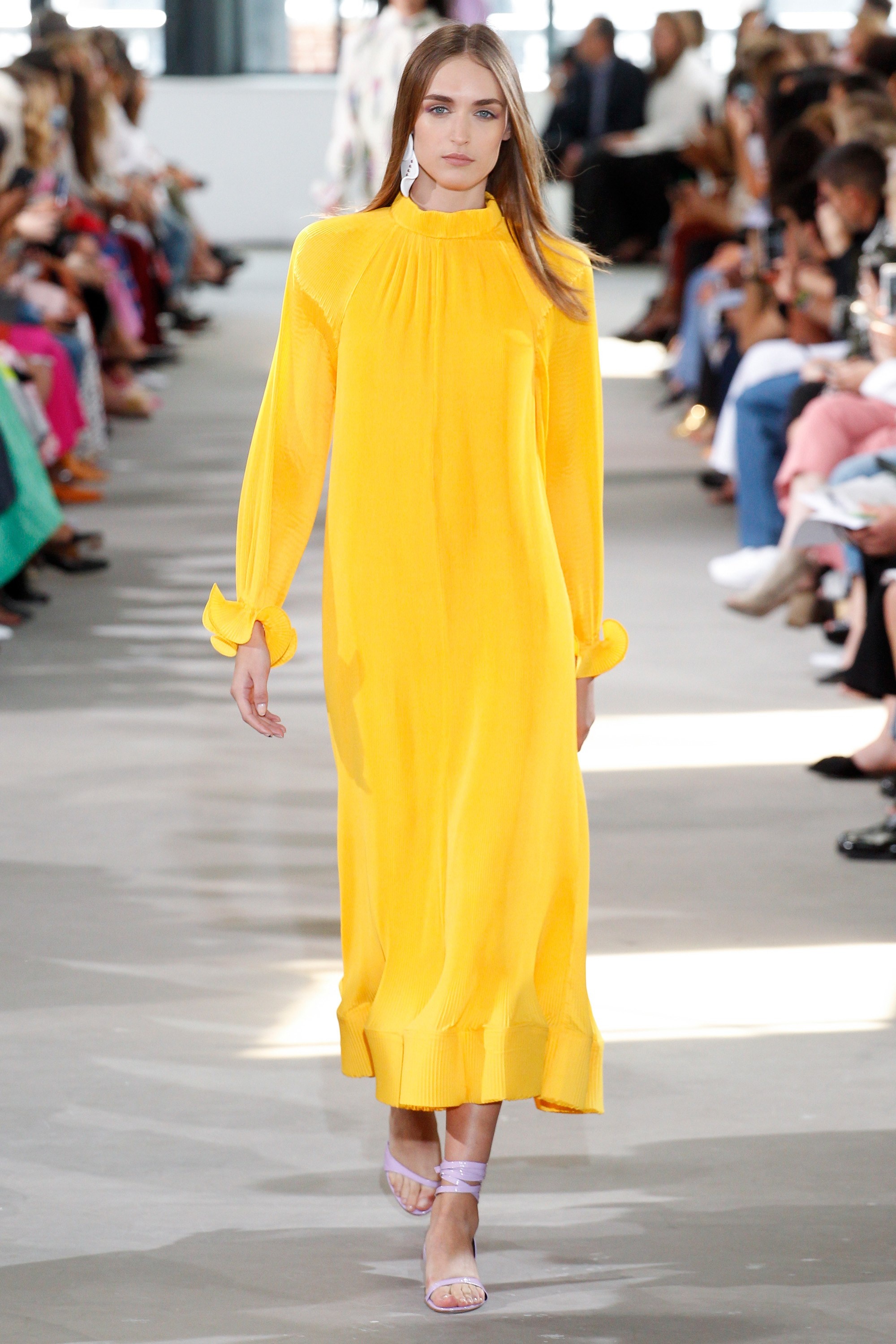 Ky Duyen,  Chi Pu lang xe trang phuc tong vang anh 1