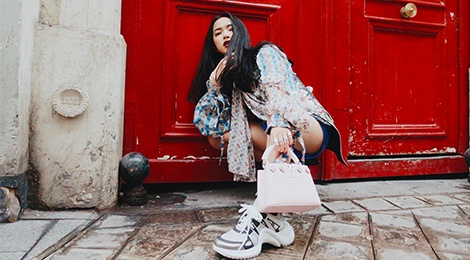 Sao Viet ngay cang ua chuong xu huong giay sneakers tho kech hinh anh