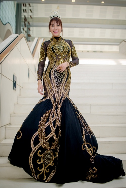 Huyền My mặc váy kém xinh trên thảm đỏ ảnh 6 Huyen My mac vay kem xinh tren tham do anh 6