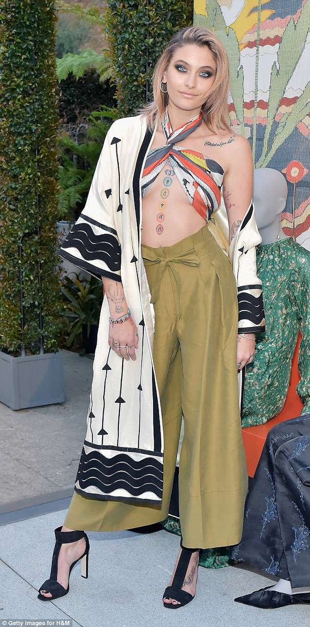 Paris Jackson dien trang phuc ho nguc tao bao anh 1