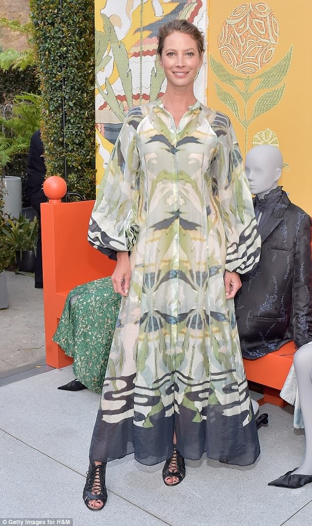 Paris Jackson dien trang phuc ho nguc tao bao anh 4