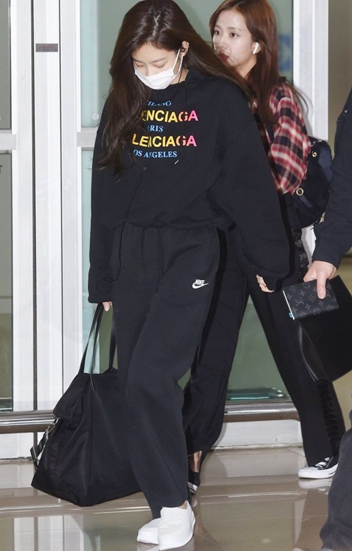 Trang phuc sao Han tai san bay anh 7