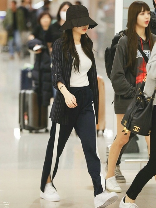 Trang phuc sao Han tai san bay anh 5