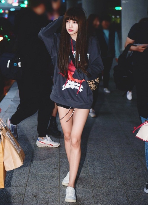 Trang phuc sao Han tai san bay anh 6