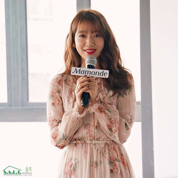 Sao Han dung hang vay hoa trong mua he anh 2