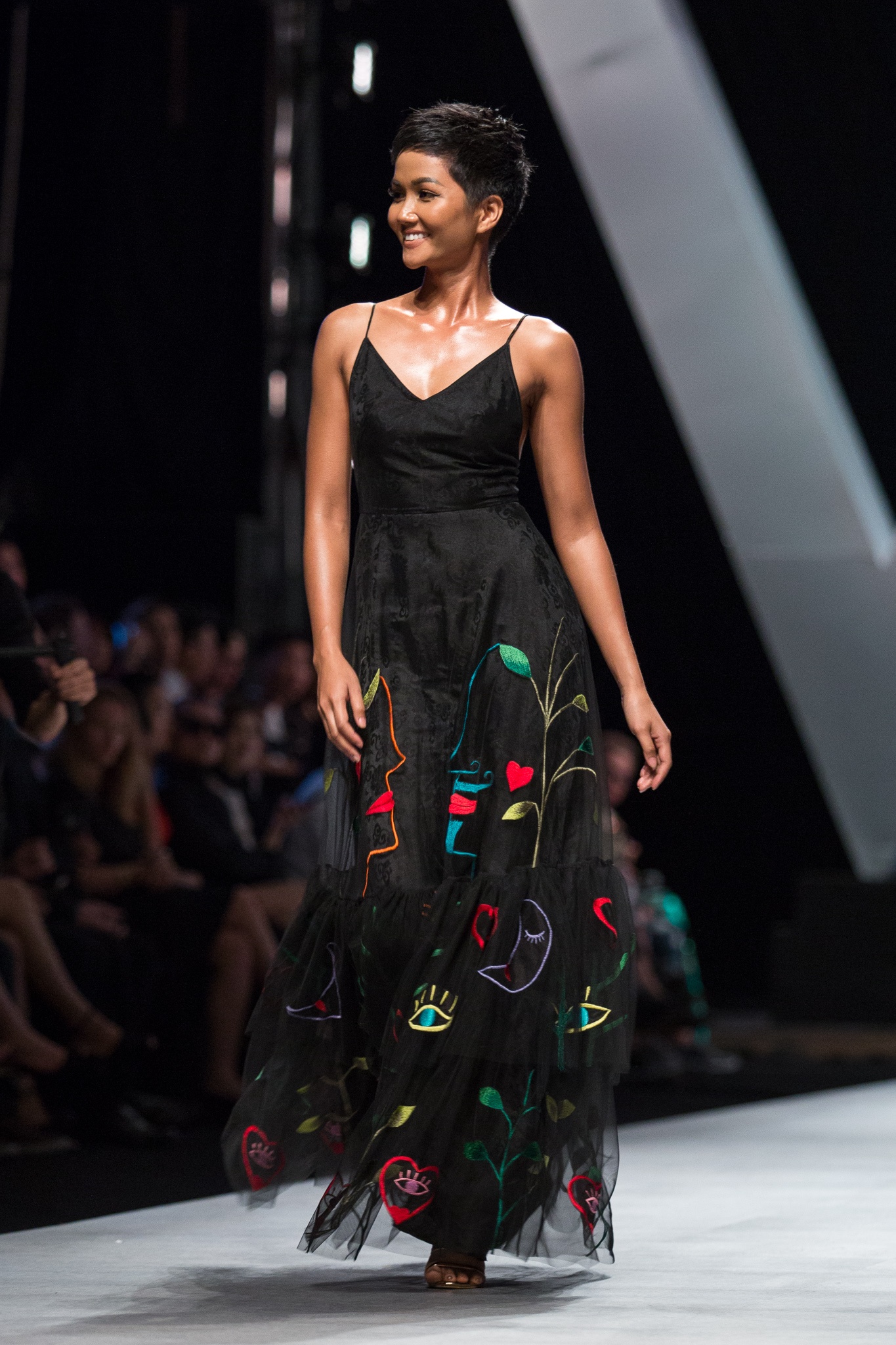 H'Hen Nie co vu A hau Hoang Thuy,  Mau Thuy anh 1